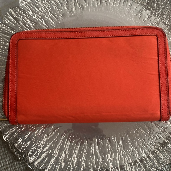 Henri Bendel Zip around wallet! EUC! - Picture 14 of 16